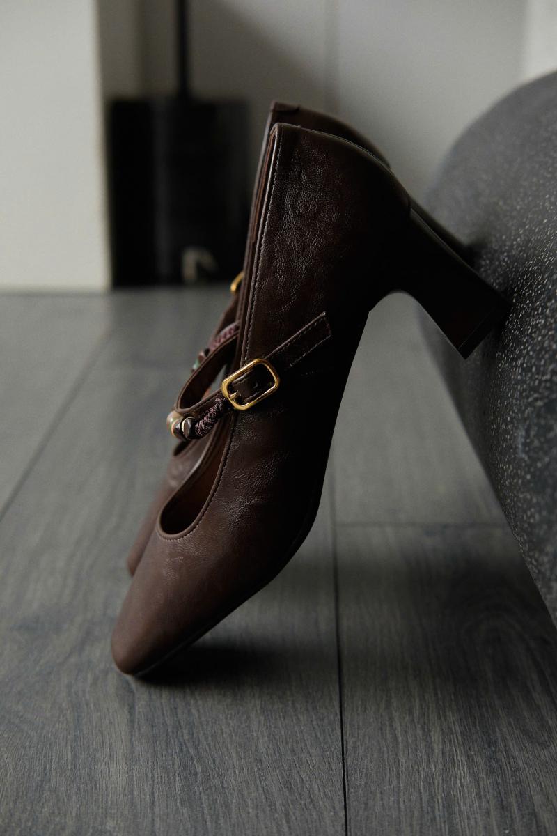 GIÀY NÂU CHARM NGỌC KHUY VÀNG -