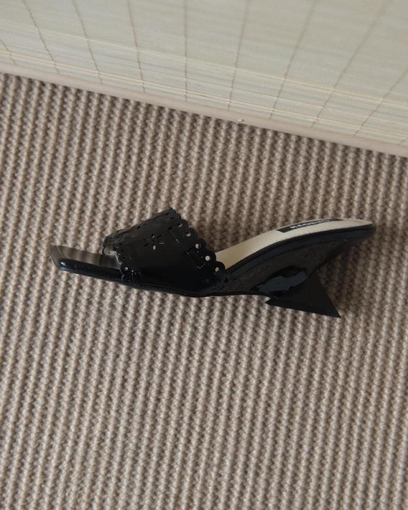 ĐẾ XUỒNG ĐEN QUAI REN